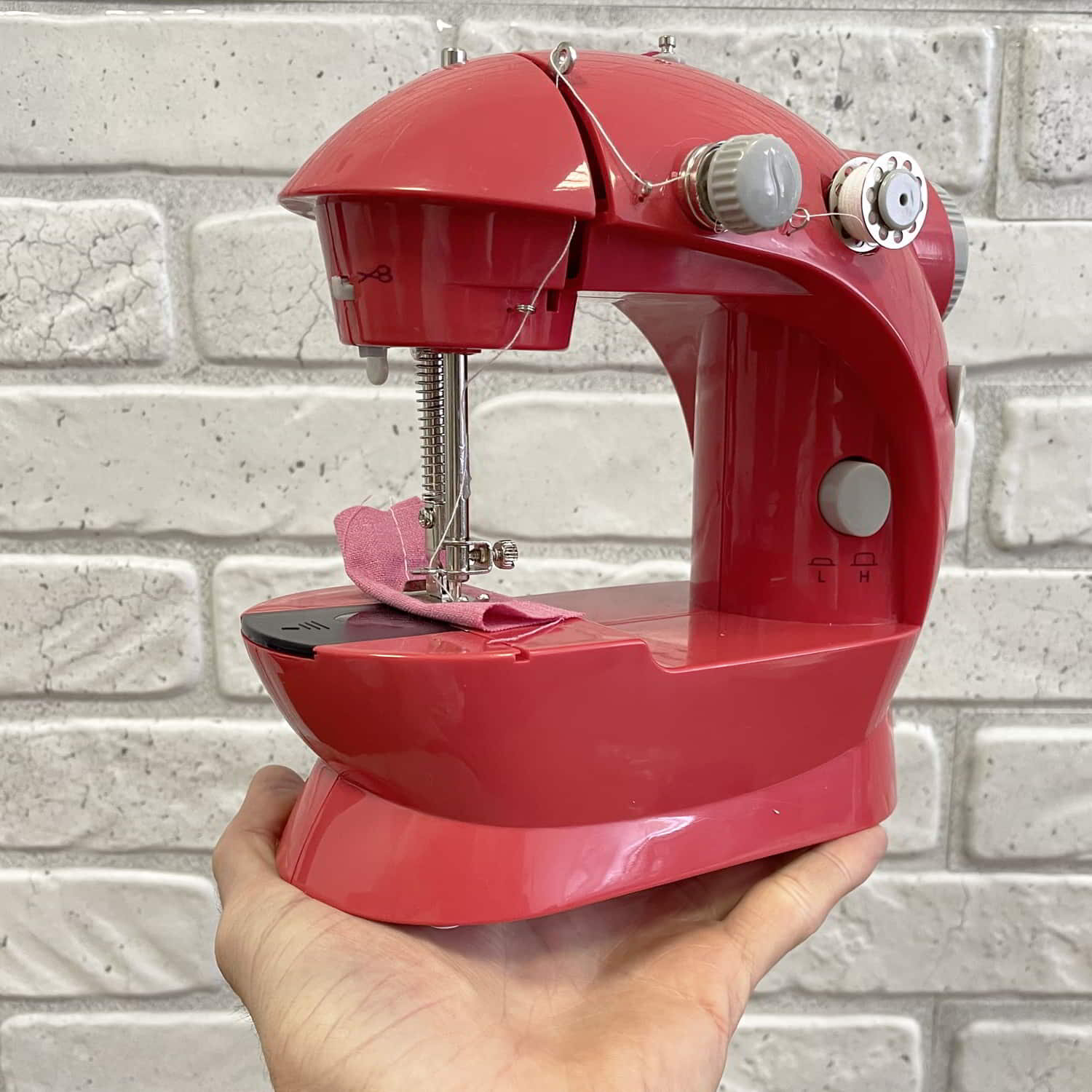 Мини швейная машинка Помощница электрическая с ножной педалью (портативная, 400 стежков в минуту, простое управление)