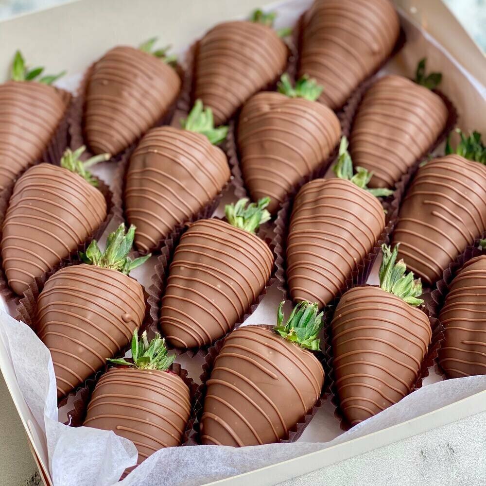 FleurMe Набор спелой клубники в молочном шоколаде украшенная слайсами свежих ягод коробка "LeAntoni" 20 ягод