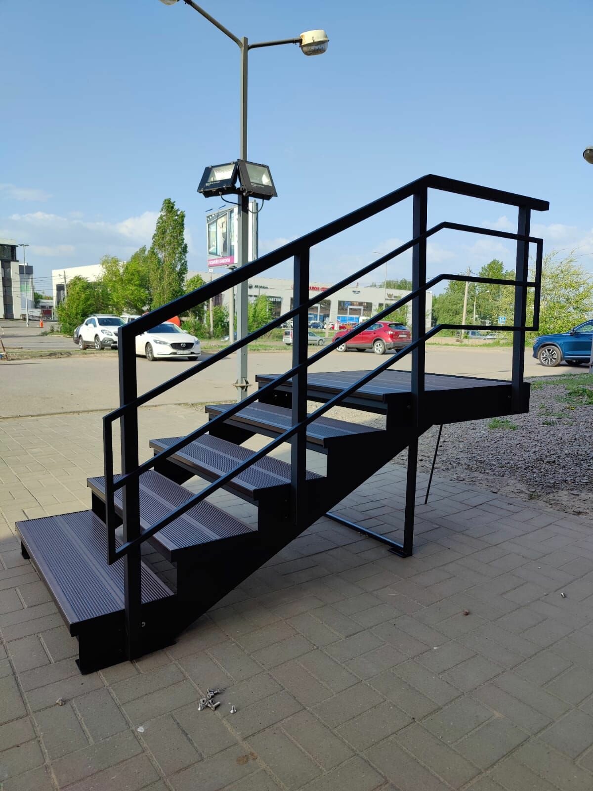 Лестница-крыльцо с площадкой,5 ступеней, c ДПК, ограждение слева.