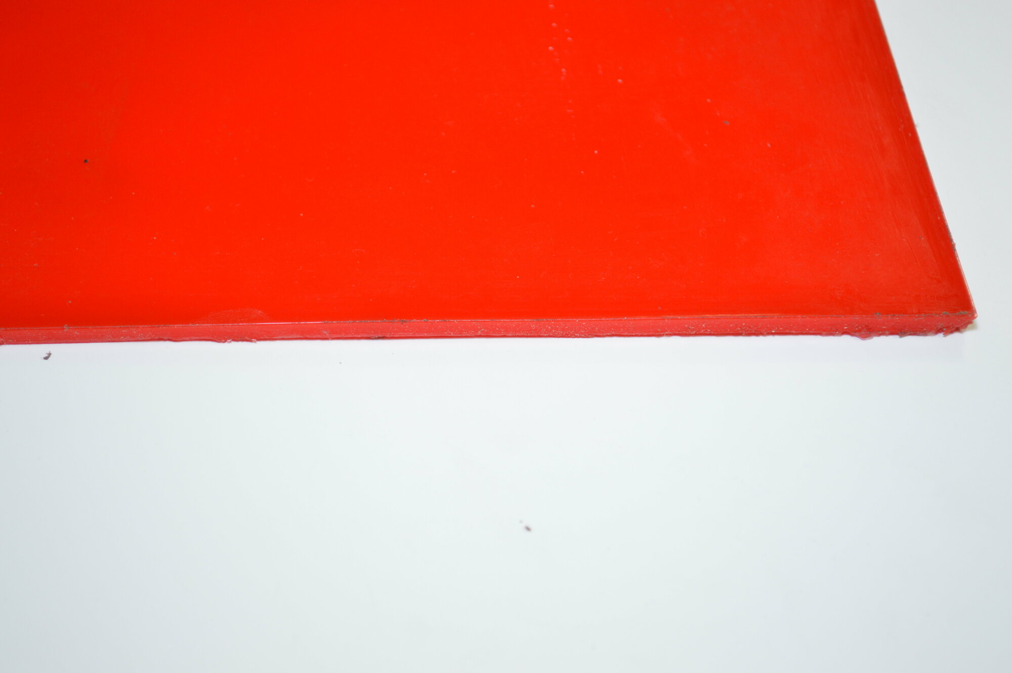 Пластина из полиуретана повышенной твердости износостойкости. Поверхность глянцевая. Размер 500х500х4 мм