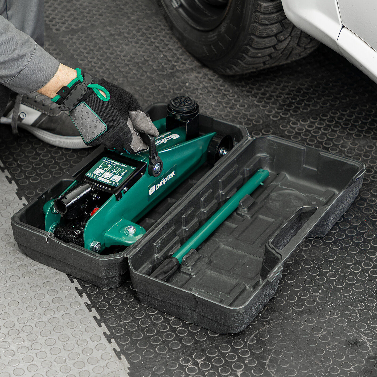 Домкрат гидравлический подкатной, 2 т, 135-320 мм, в пласт. кейсе// Сибртех